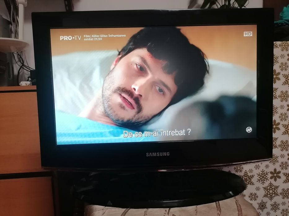 TV Samsung cu telecomandă.