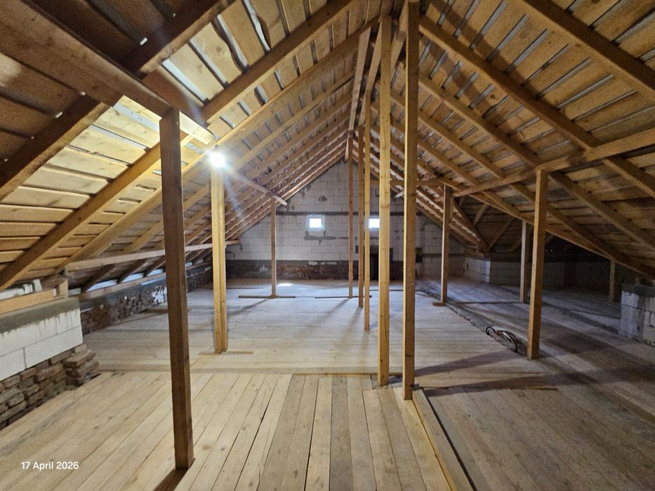 Casa de vanzare renovata recent 2025, 2 bai, 5 camere, 2 curti