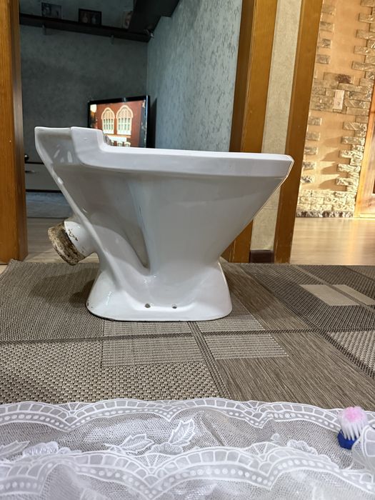 Унитаз белый в хорошем состоянии