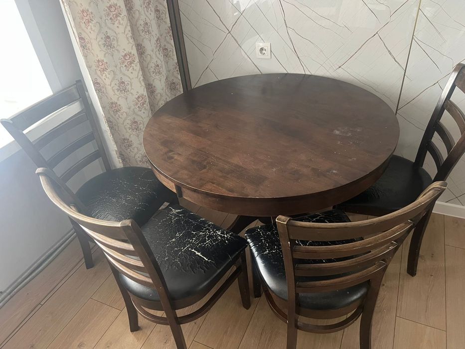 Продам кухонный стол 4 стульями