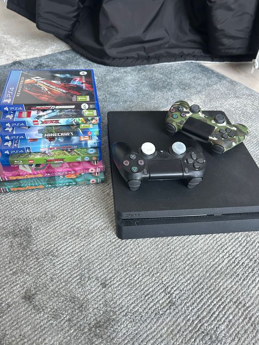PS4 в перфектно състояние, включващ 2 джойстика. Идеален за любителите на видеоигри.