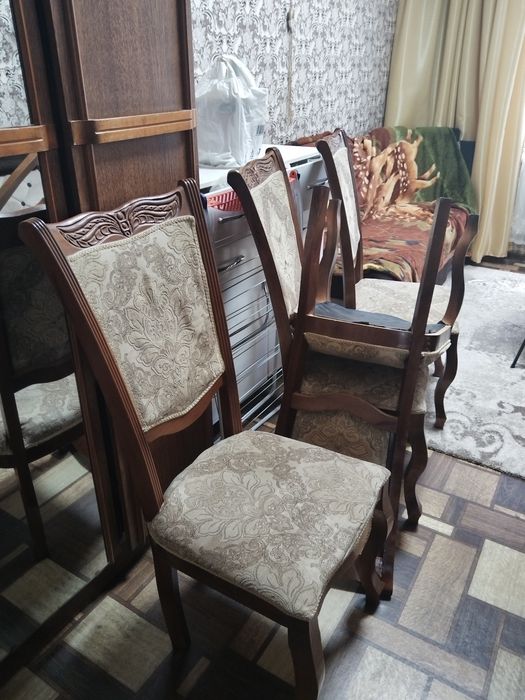 Продается стол и стулья