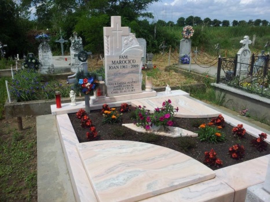 Vând cavouri, cripte, borduri, troițe