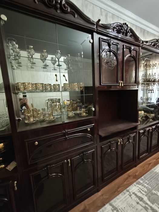 Продаю сервант б/у (без сервизов)