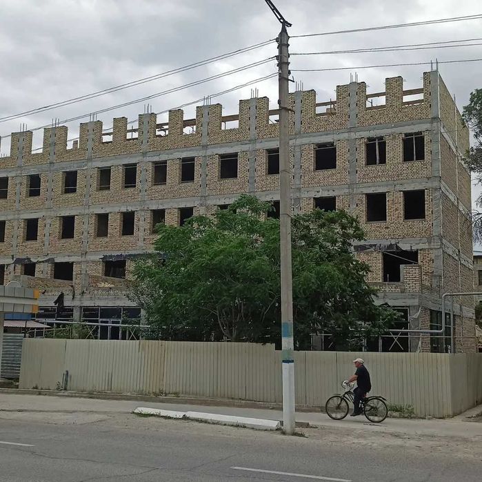 Продаются квартиры и магазины в центре Кагана вдоль дороги.