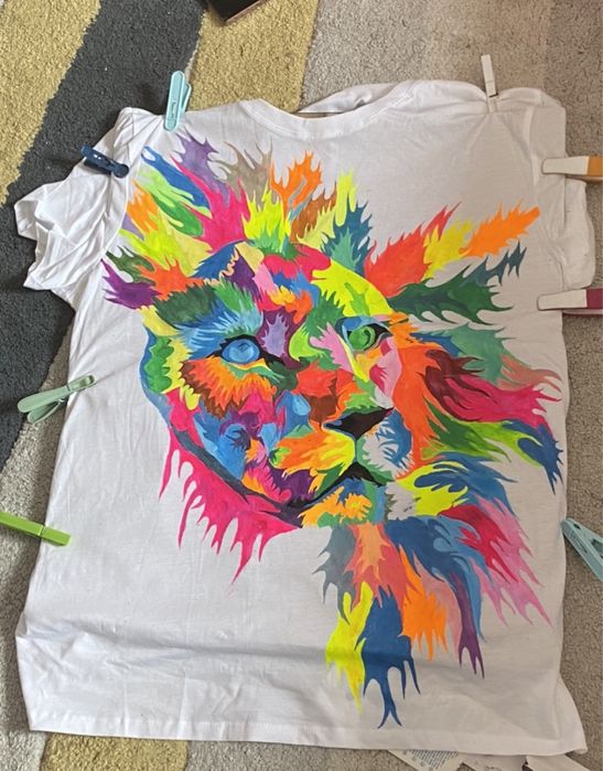 Pictura manuala pe haine