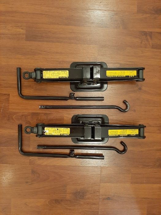 Продам родной домкрат Estima Lucida Previa