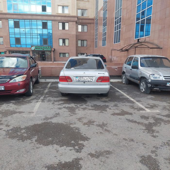 Продам машину срочно торг у капота.