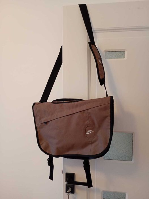 Vand geanta de umar/laptop Nike, unisex, model rar!