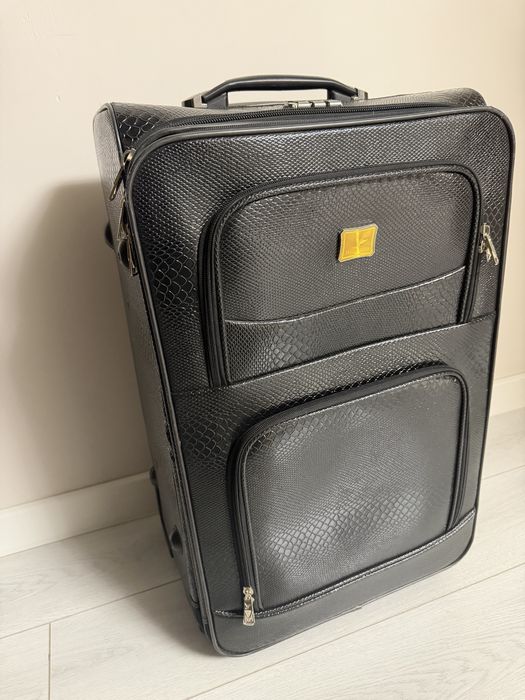 Чемодан среднего размера