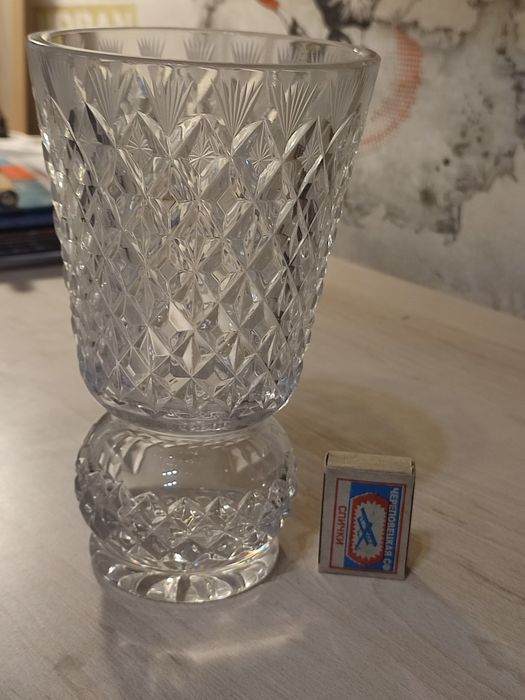 Продам хрустальные вазы.