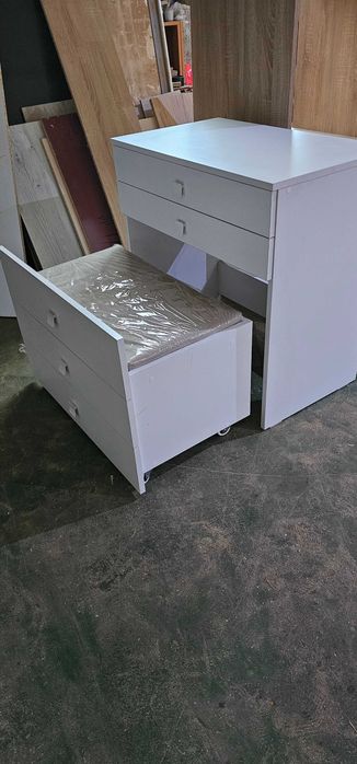 Тоалетка с огледало.