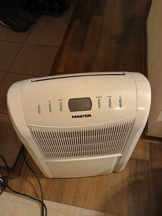 Vând dezumidificator Master DH 720
