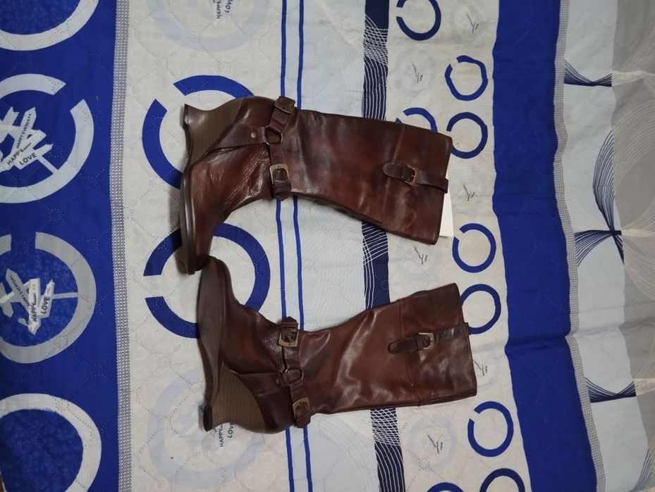 Чисто нови испански ботуши