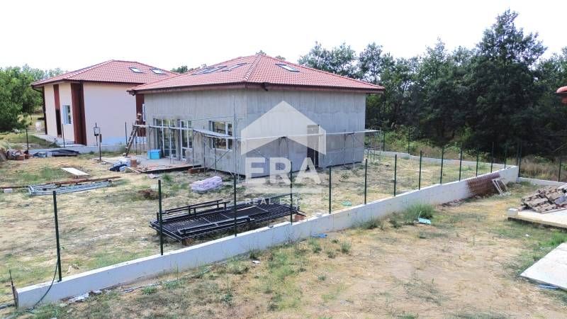 Едноетажна новострояща се къща за продажба, с подпокривно пространство