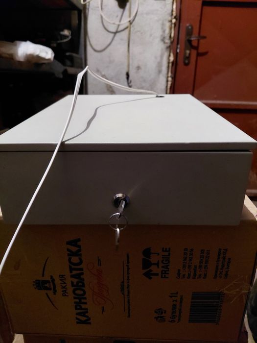 Метална каса за пари и стотинки с ключ.