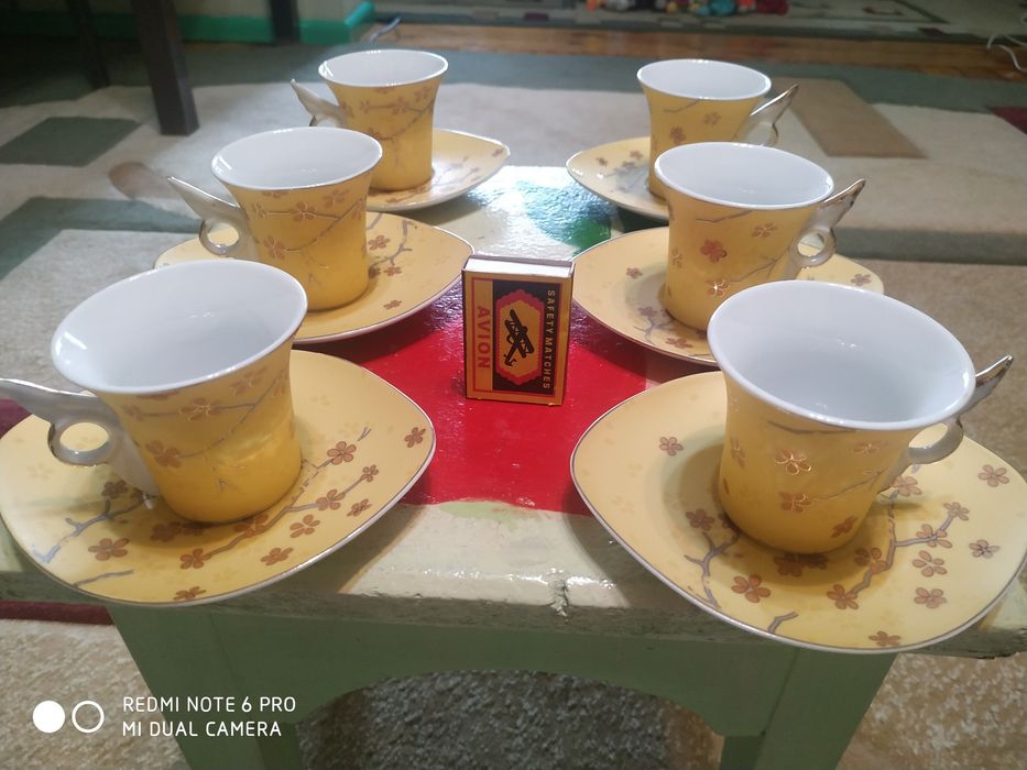 Кофейные чашки золотого цвета