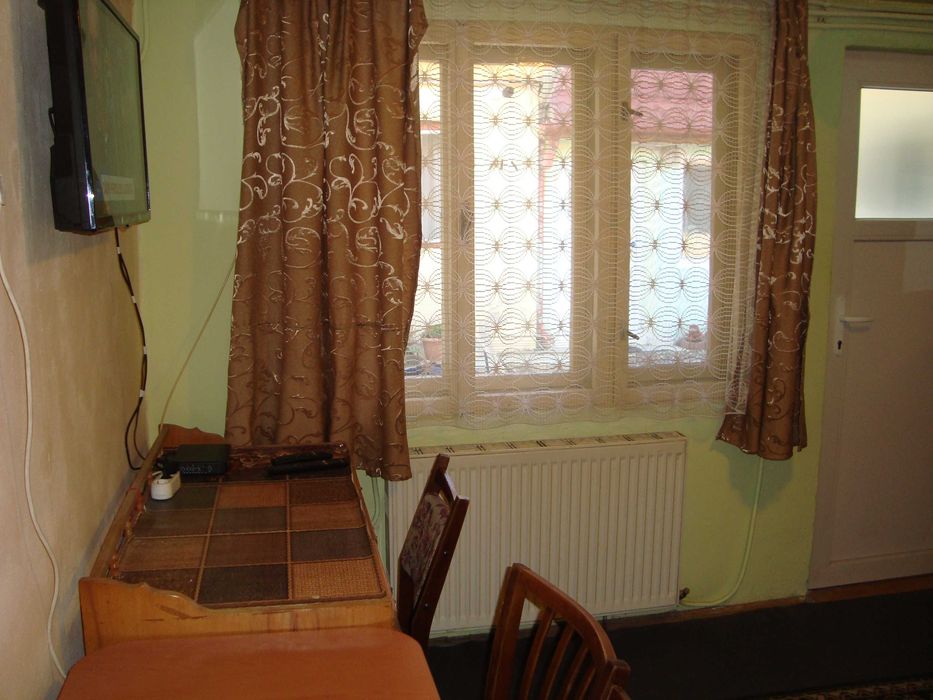 dau in chirie o camera la casa