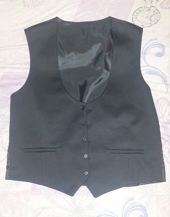 Костюм съдържащ панталон риза елек сако и обувки