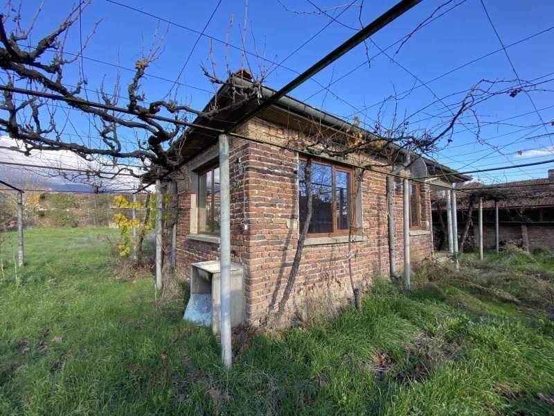 Продава се: Тухлена къща 70 кв.м с двор 1200 кв.м в с.Васил Левски