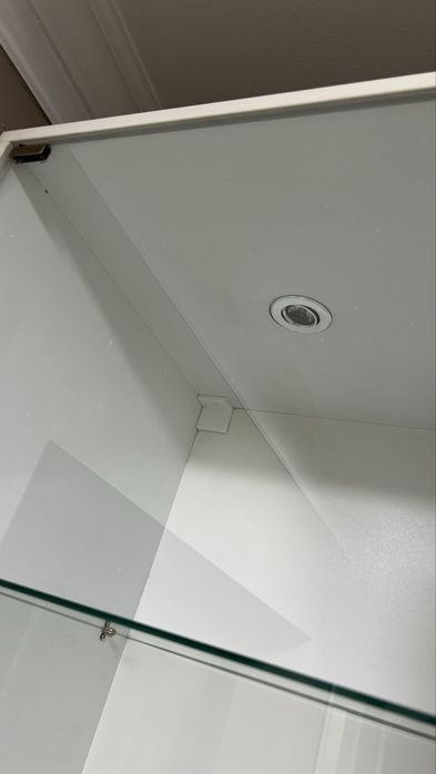 Шкаф со стеклянными дверцами