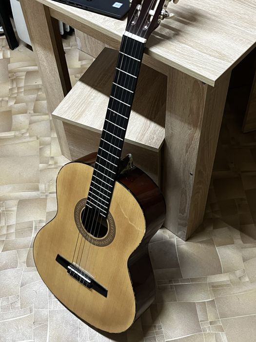 Продается электро-классическая гитара