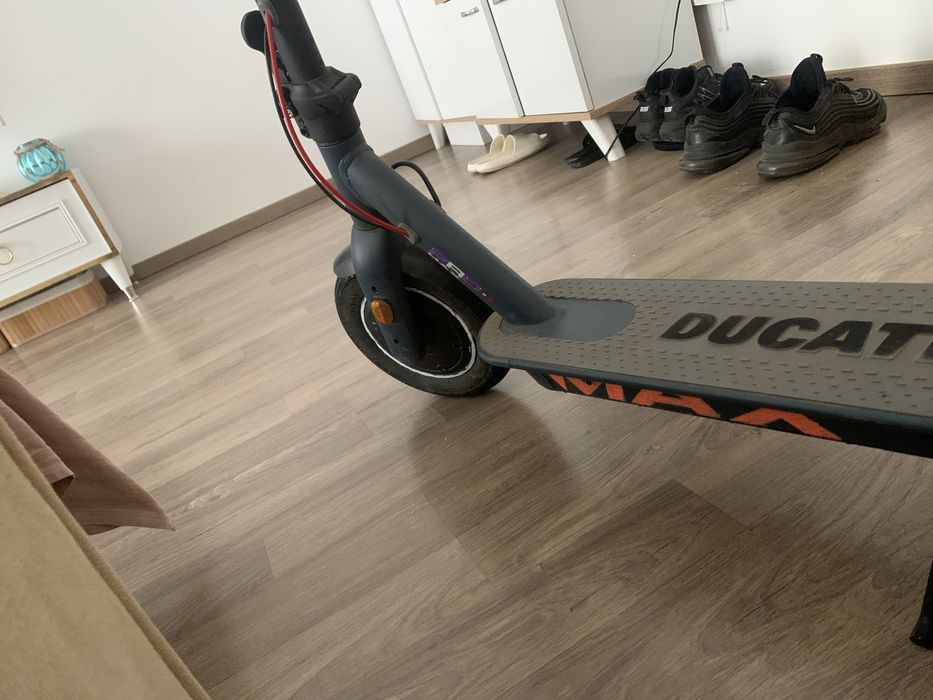 Trotineta electrica ducati PRO MAX.Limitata la 25 km h , si delimitata din aolicatie oana la 50 km h. Nu dau prin livrarar