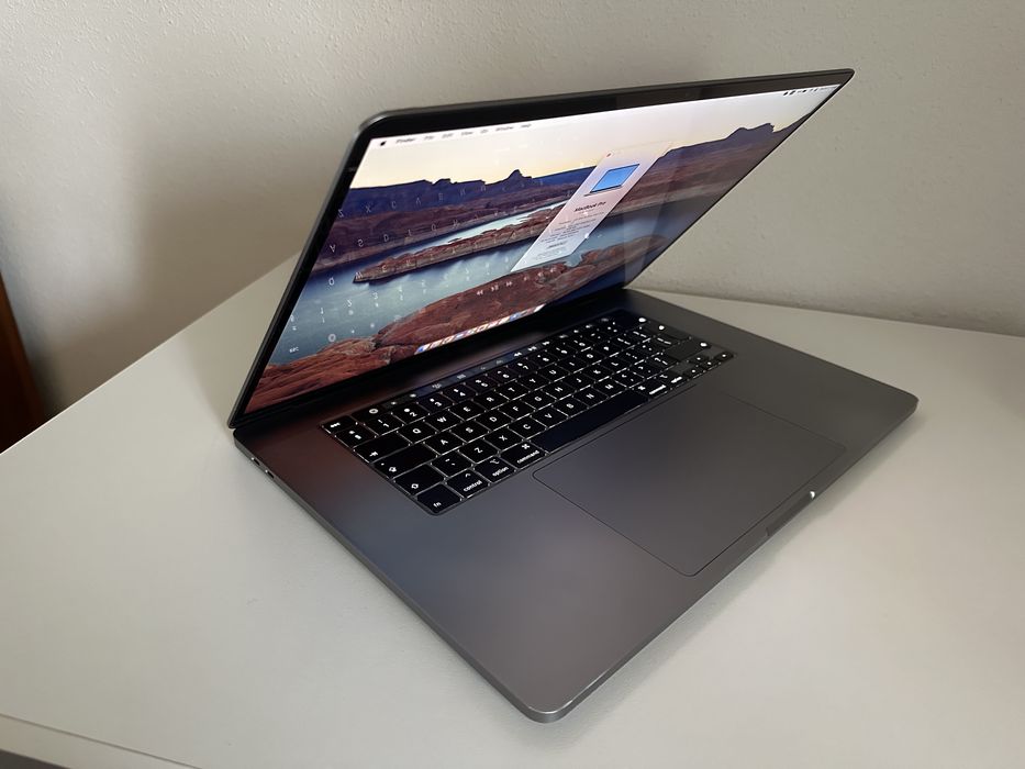 MacBook Pro 2019 Touch Bar (16 inch, Retina), 500 GB SSD, 16 GB RAM, AMD 4GB, ~23 cicluri