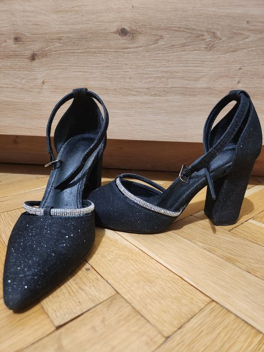 Обувки с блясък, с висок ток