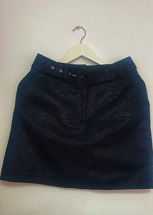 Vand fusta mini,culoare neagra, eleganta.