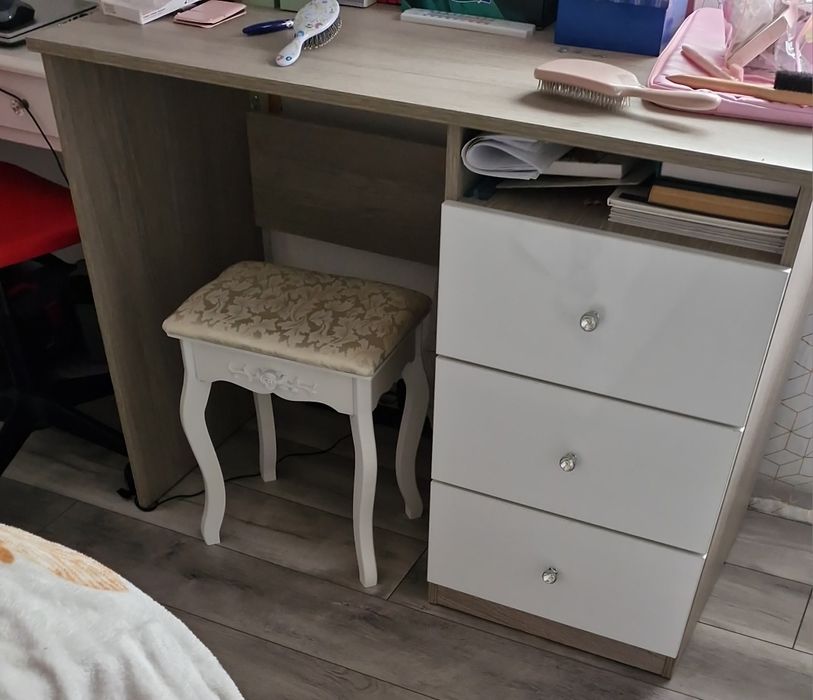 Pat matrimonial, noptiere, dulapuri, birou, scaune bar, măsuță, poliță