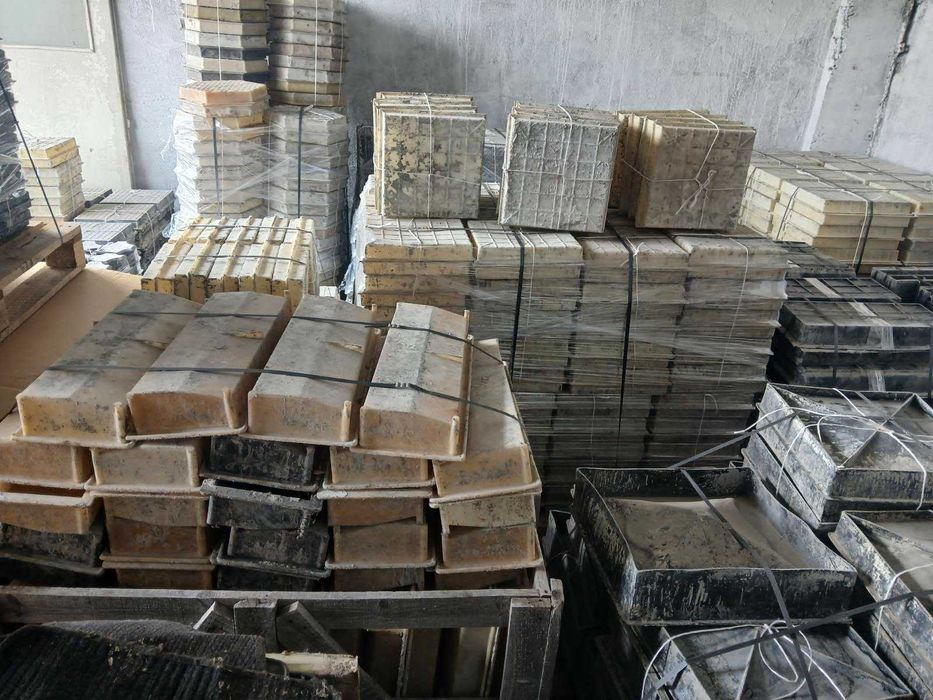 Продавам употребявани  калъпи за бетонови изделия. Цена от 0,30 евро/бр.