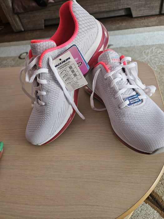 Vând skechers  marimea 39 noi