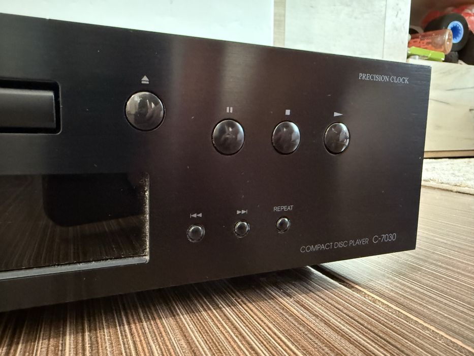 Onkyo C-7030 качествен CD Player