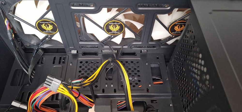 Геймърски Компютър / i3-12100F / RX 6500 XT / 16GB RAM / SSD + HDD Геймърски компютър за игри (Intel i3 12-то пок. & AMD Radeon RX 6500XT)
