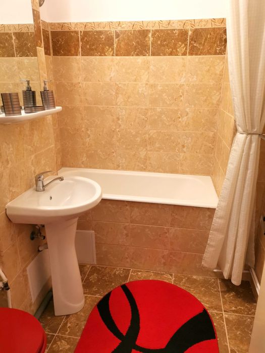 Inchiriez apartament cu 2 camere in Campina, renovat, central
