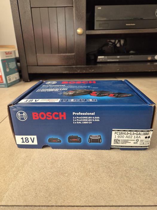 Vand set  acumulatori noi Bosch Procore si incarcator 8Ah