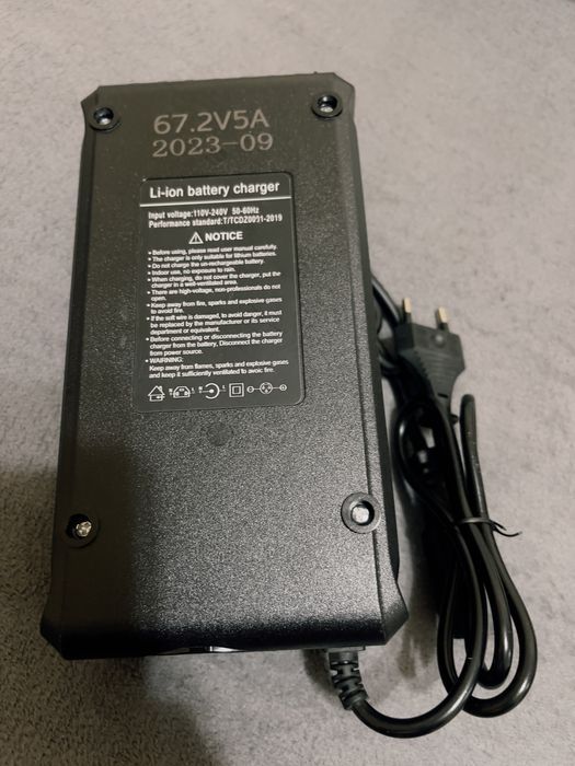 Бързо зарядно 67.2V 5A