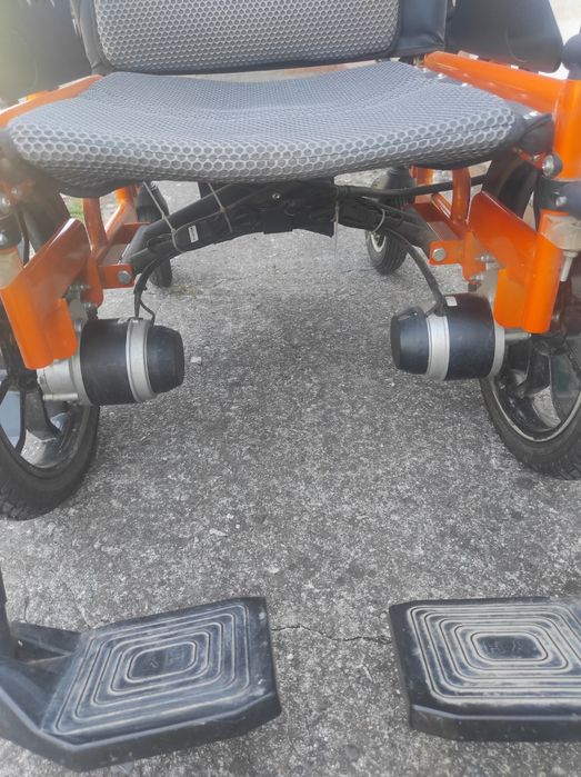 Cărucior electric pentru drumuri dificile