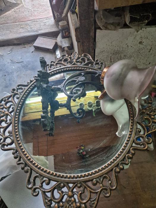 Зеркало и светильник