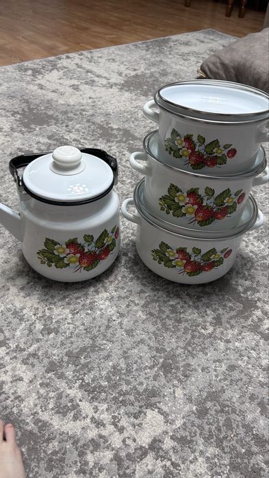 Набор кострюль и чайник