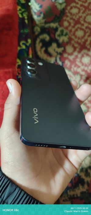 Vivo y 100 sotiladi
