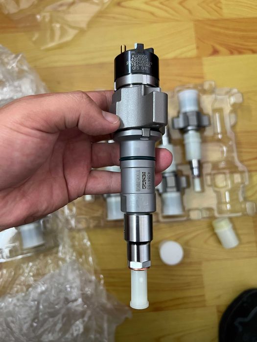 Форсунка двигателя Cummins QSC8.3C240 в сборе