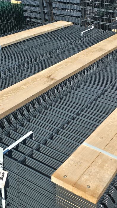 Panou gard bordurat zincat + vopsit / plasa pentru gard.  Stalp gard