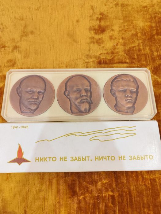 Продавам плакети