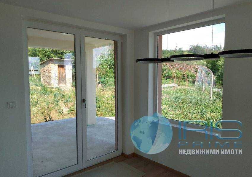 Къща с двор /НС/, с.Хан Крум