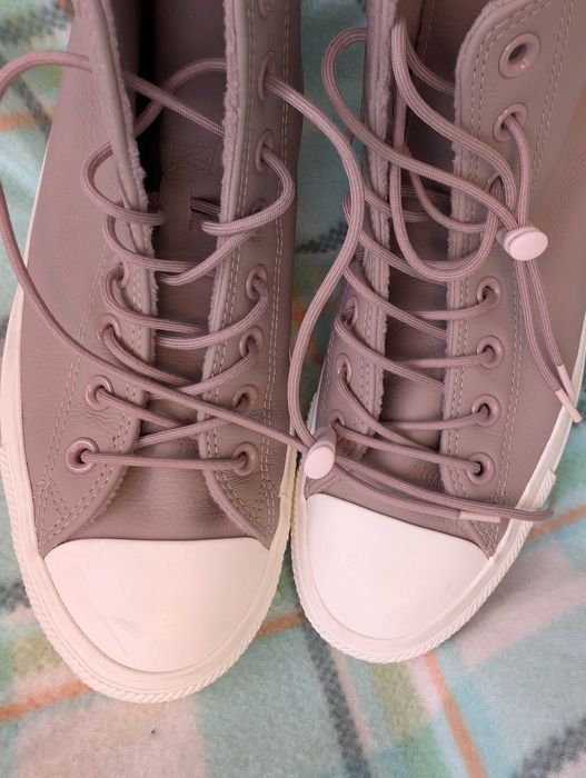 Dr. Martens, Converse, Art Company, Nike маратонки, кецове сандали