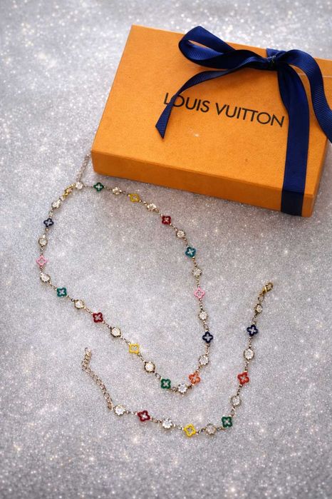 ЛВ бижу комплект с кутия гривна и сколие в шарени нюанси- син жълт червен и тн LV Louis vuitton златист цвят от неръждаем материал