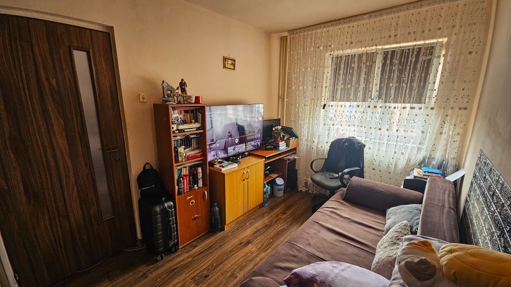 Vând apartament 3 camere zona Valea Roșie