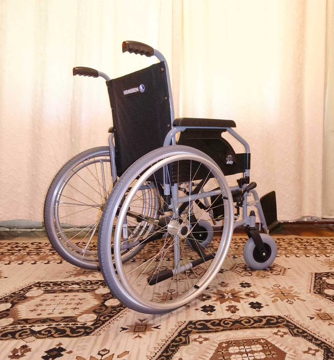 Vând fotoliu rulant / scaun cu rotile Vermeiren 708D, cu posibilitate de actionare la o singura mana